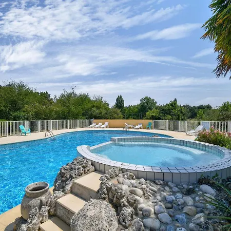 Gite In A Holiday Park With Swimming Pool Сasa de vacaciones *